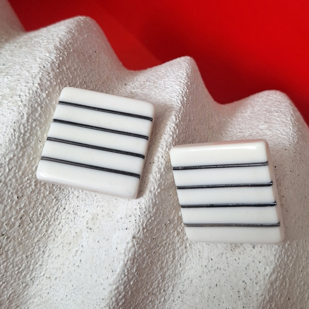VTG Black /White Acrylic Earrings